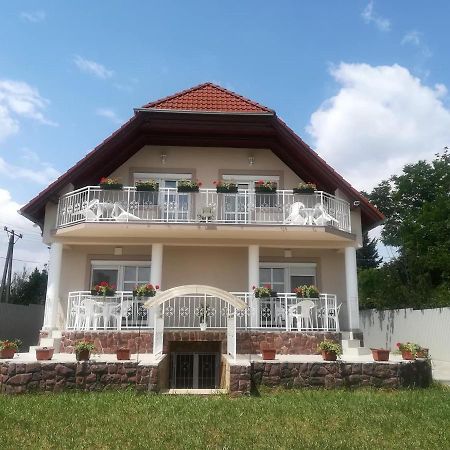 Lotti Ueduelohaz Balatonalmádi Exterior foto